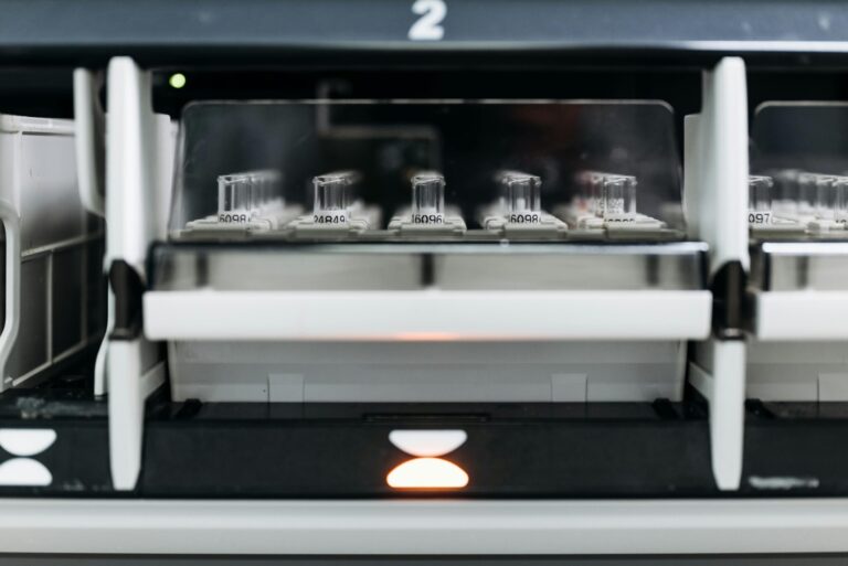 Innenansicht eines modularen Labors mit Laborarbeitsplätzen und technischer Ausstattung
