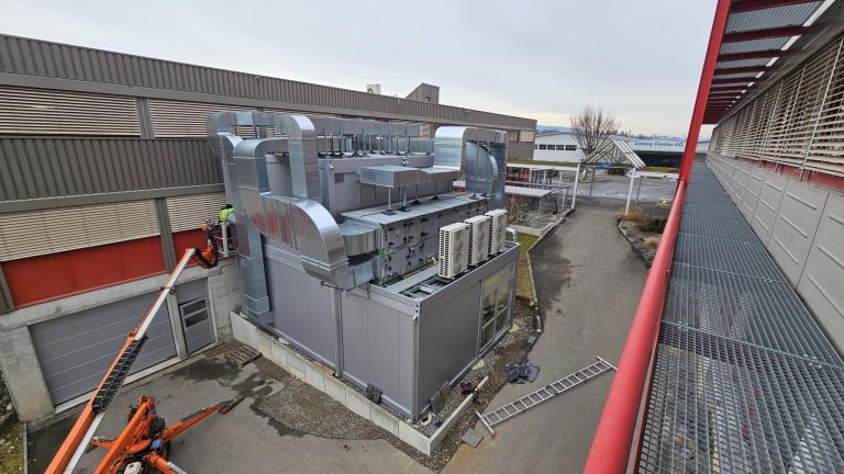 Modulares Laborgebäude mit mehreren verbundenen Containereinheiten