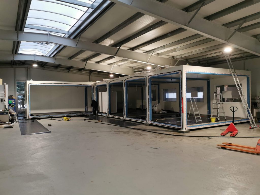 Modularer Laborcontainer mit technischer Ausstattung und Laborinfrastruktur