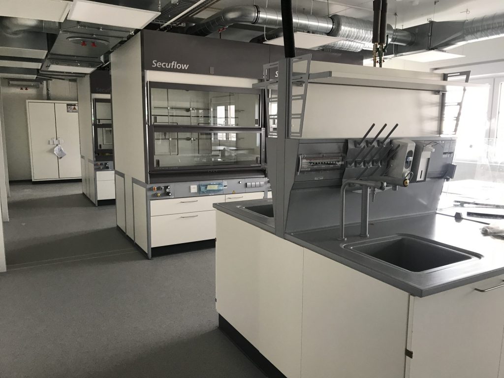 Modularer Laborcontainer auf geeigneter Betriebsfläche mit technischer Infrastruktur