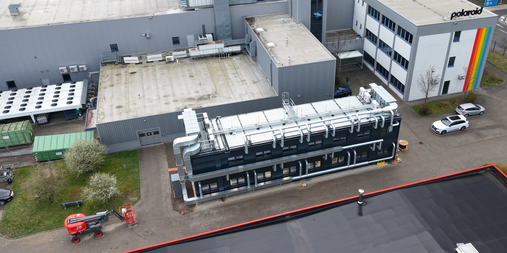 Außenansicht des modularen Laborgebäudes auf der Polaroid-Referenzseite von LAB Modulbau.