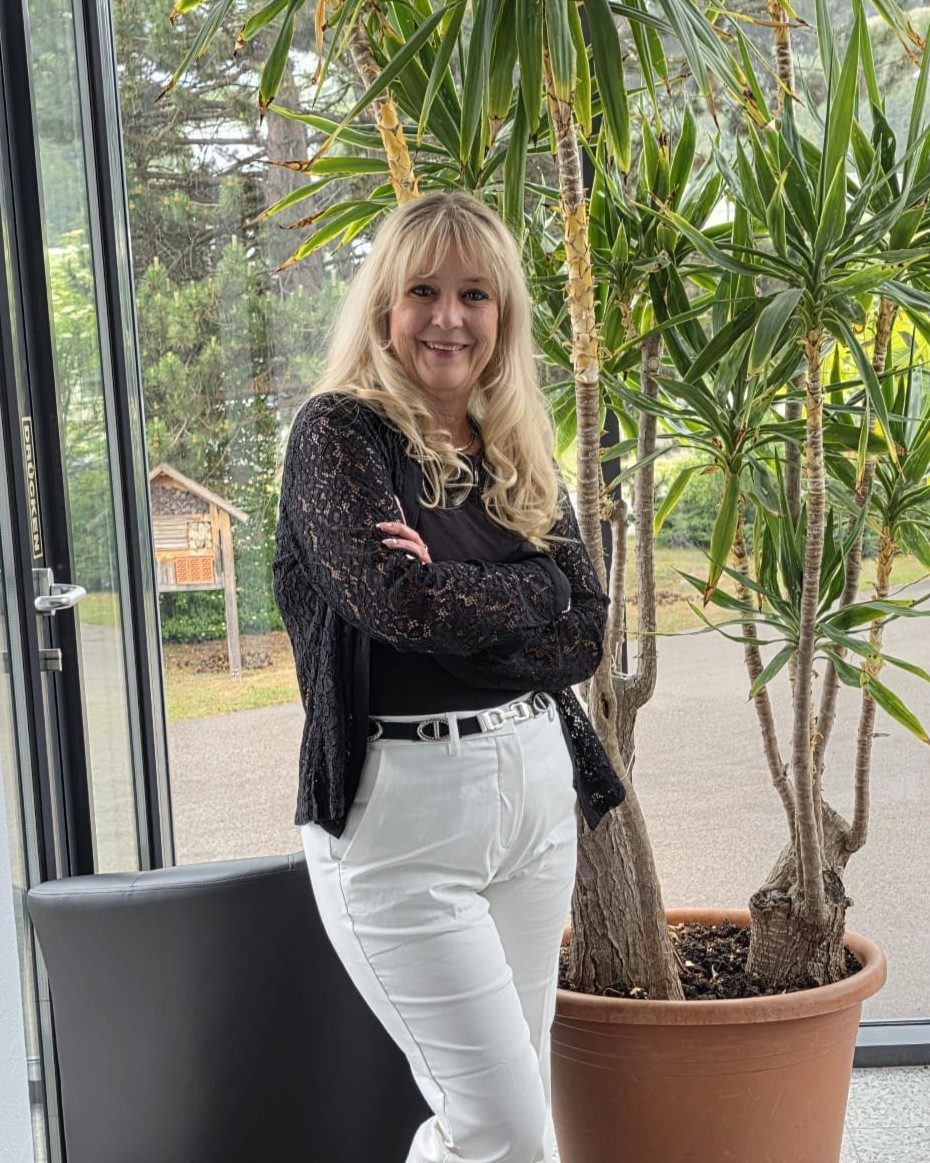 Karin Schick, Geschäftsführerin von LAB Modulbau, auf dem Porträt der LAB-Teamseite.